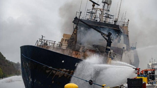 Barco factoría se quema y se hace pesado en el muelle de Tacoma