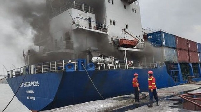 Kebakaran terjadi di kapal kargo Indonesia yang tiba di pelabuhan