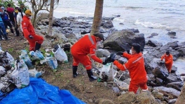 Shoreline cleanup operations under way at Pola, Oriental Mindoro, March 2023 (PCG)