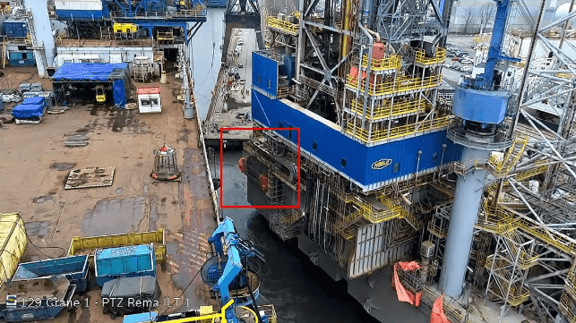 Saipem 7000 (left) drifts towards Noble Lloyd Regina (right). Scaffold with worker is outlined in red (Dutch Safety Board)