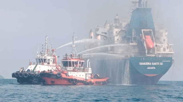 Angkatan Laut Indonesia membantu memadamkan api yang berkobar di Balkar Sumatera