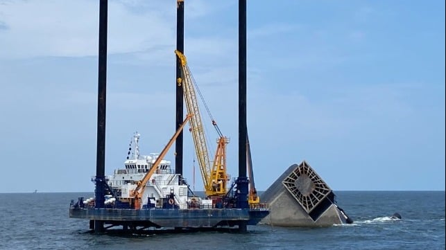 salvage preparing to refloat Seacor Power