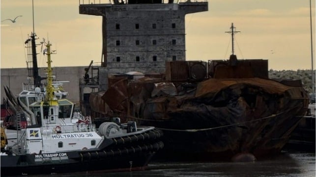 containership towed for recycling