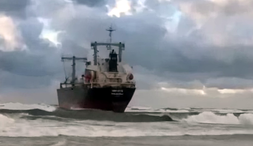 Chinese-Owned Bulker Washes Ashore Near Russian Resort on the Baltic