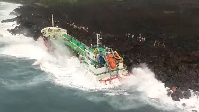 tanker breaks apart in cyclone aground at Reunion Island