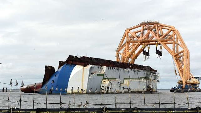 Heavy-lift vessel arrives at Golden Ray wreck