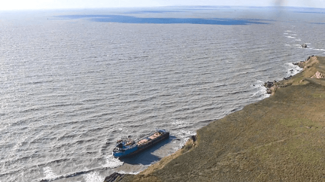 The tanker Volgoneft-239 remains aground near Anapa, and efforts are under way to pump out the rest of its cargo (Russian Ministry of Natural Resources)