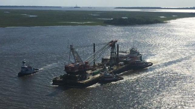 The Weeks 531 Derrick Crane Barge (Unified Command photo by Tyler Drapeau)