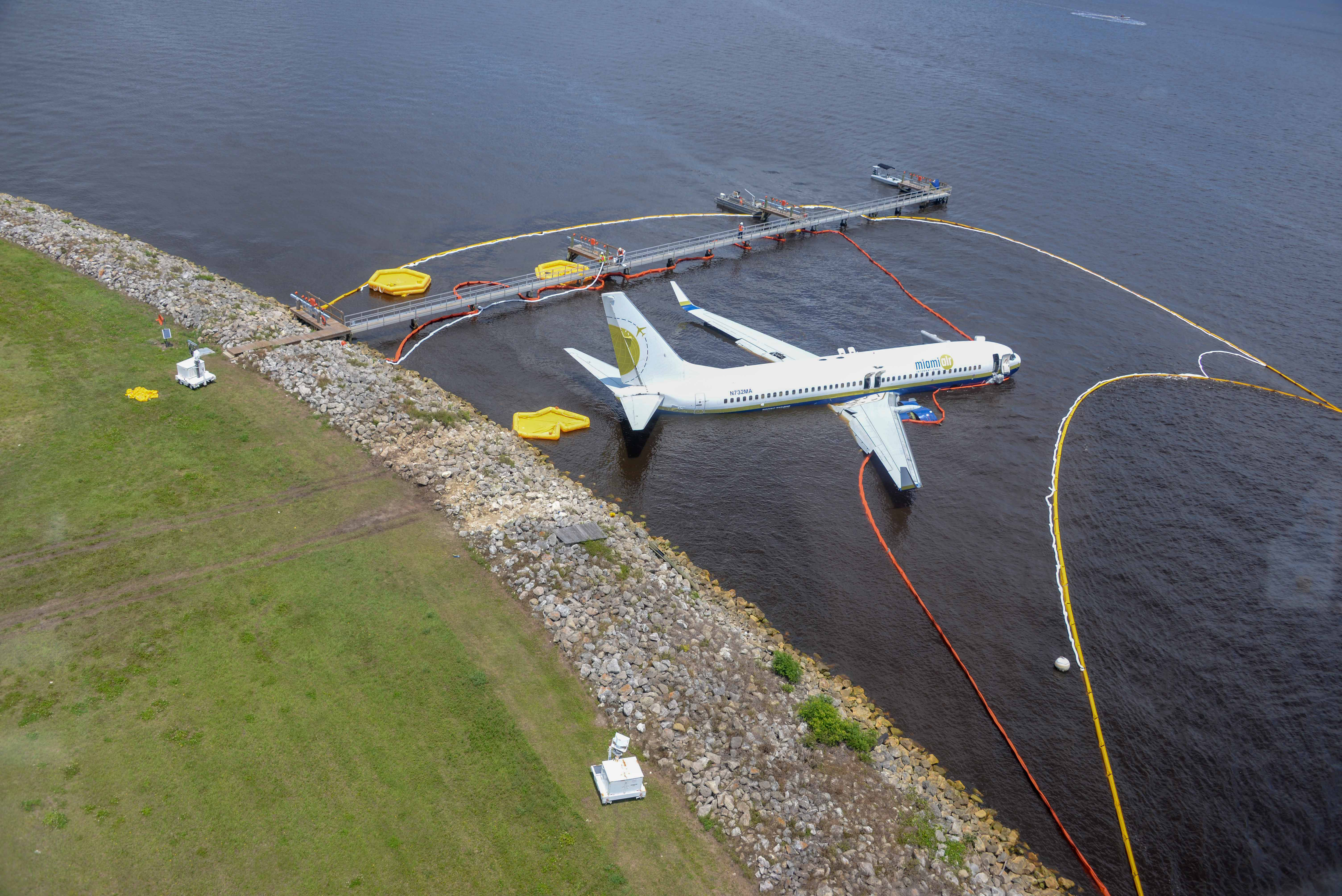 Air station. Runway Excursion. Miami Air International Flight 293. Ingeon Air Station.