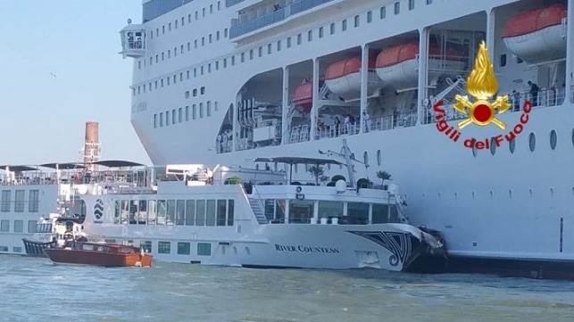 cruise ship in venice hits dock