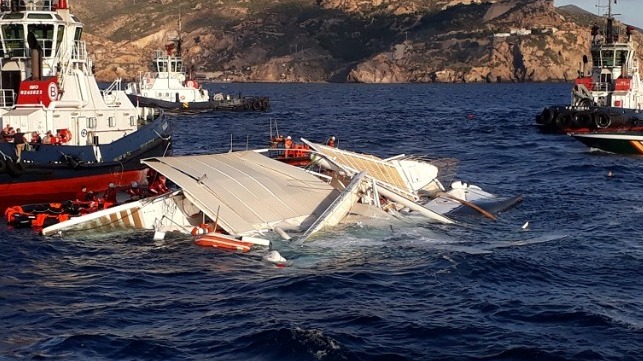 catamaran boat sinks