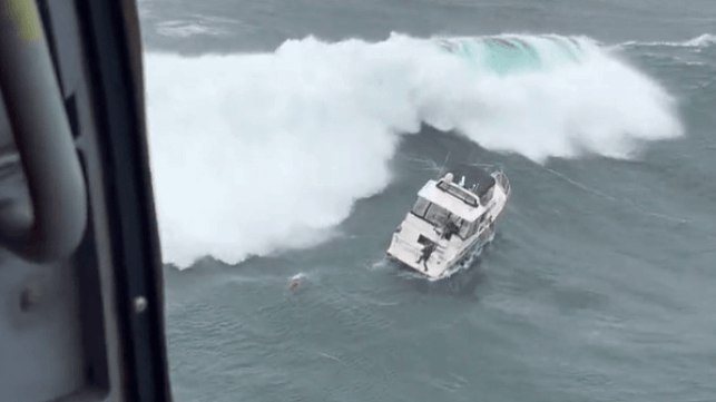 Ladrón de yates rescatado de barco momentos antes de que se enrolle