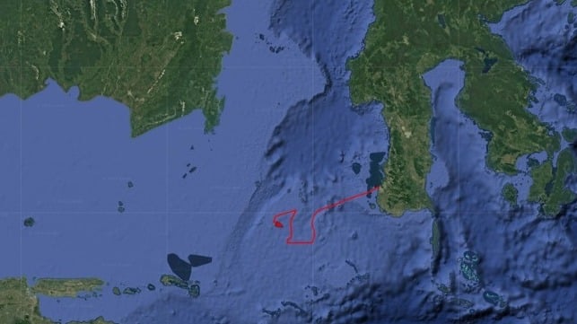 Trackline of the SAR vessel Kamajaya operating a search pattern near the intersection of the Makassar Strait and the Java Sea (Pole Star Global)