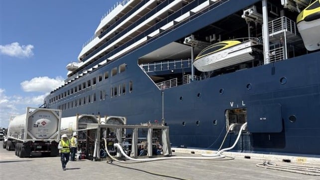 First LNG shore-to-ship Port Everglaes Florida