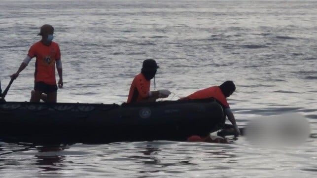 PCG servicemembers recover another body from the water at the wreck site, February 21 (PCG)