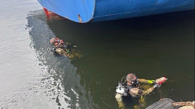 divers retrieving cocaine 