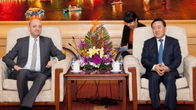 V.Group CEO, Ian El-Mokadem (left) with Weng Zuliang, Party Secretary of Pudong Government